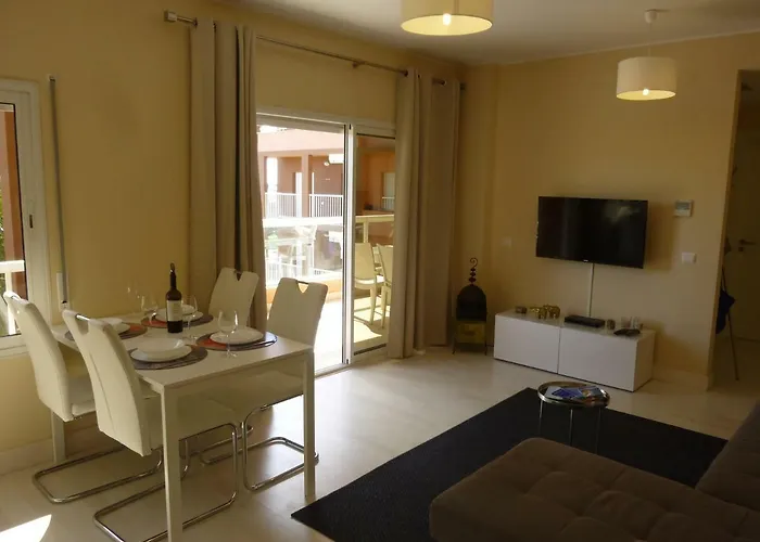 & Sea Apt, Fast Wifi, Airco, Private Parking And Pool Portimão